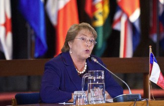 La presidenta de Chile, Michelle Bachelet, pronuncia un discurso, durante una reunión organizada por la Comisión Económica para América Latina y el Caribe (CEPAL), en Santiago, el 12 de marzo de 2014. Foto Xinhua