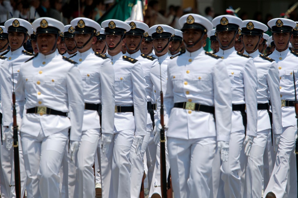 Desfile de elementos de la Escuela Naval Militar, en abril pasado. Foto: Cristina Rodríguez