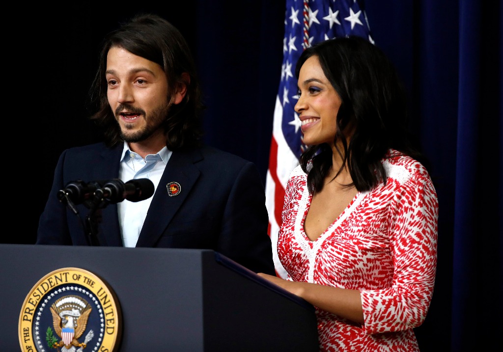 Diego Luna y Rosario Dawson en la Casa Blanca, donde presentaron al presidente Barack Obama la película biográfica 