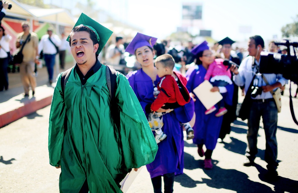 Jaren Rodríguez marcha en Tijuana hacia la frontera con Estados Unidos, donde solicitará asilo. Foto Reuters
