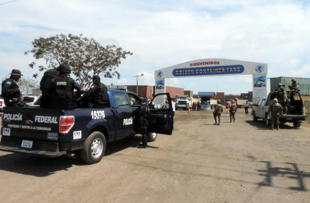 En un operativo en el puerto de Lázaro Cárdenas, Michoacán, fueron decomisadas 119 toneladas de hierro y 124 vehículos de maquinaria pesada. Las autoridades sospechan que el mineral fue extraído de manera ilegal e iba a ser sacado del país. Foto Agencia Esquema