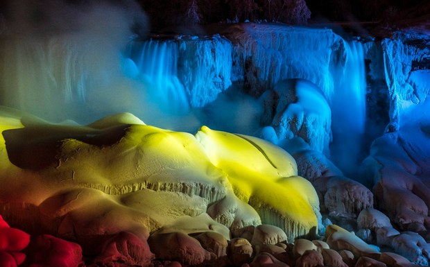 Las cataratas fuero iluminadas para el deleite de los turistas. Foto Reuters