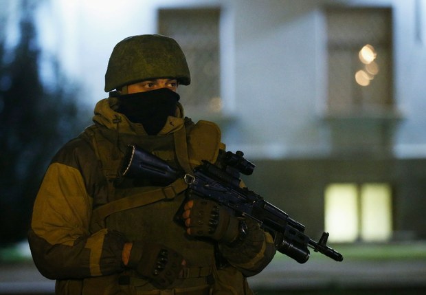 Un hombre armado hace guardia en la sede del gobierno local en Simferopol, Crimea. Reuters