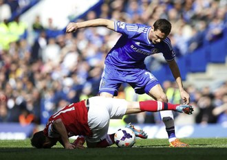 Santiago Cazorla (abajo), del Arsenal, disputa el balón con Nemanja Matic, del Chelsea, durante el partido correspondiente a la jornada 31 de la Liga Premier inglesa. Foto Xinhua
