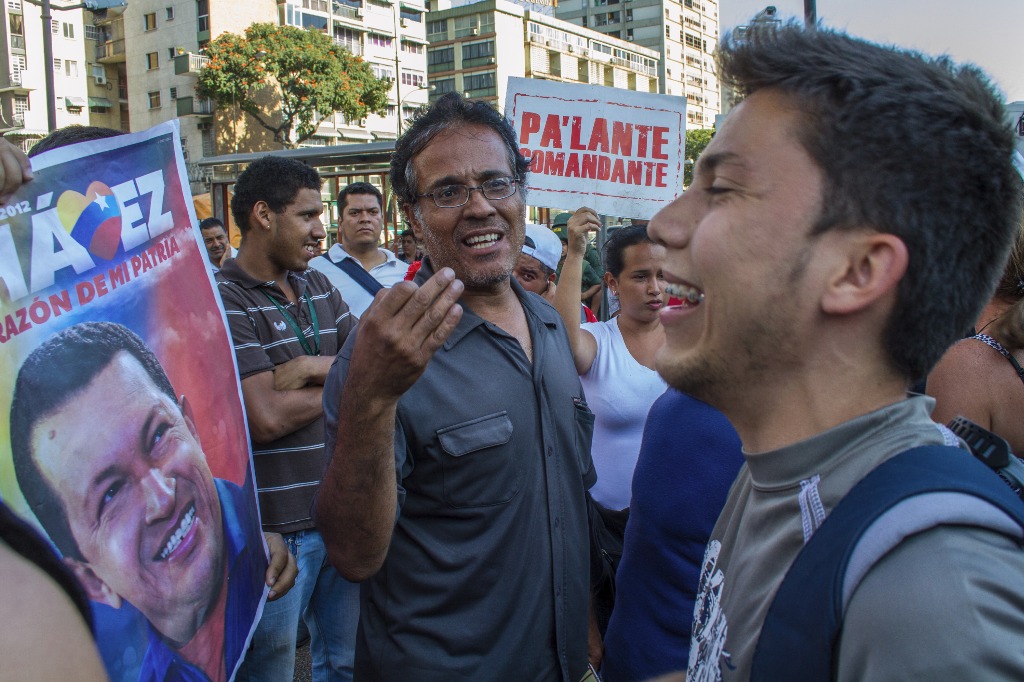 Simpatizantes y opositores del gobierno venezolano participan durante una manifestación en Altamira, en el municipio de Chacao, el 17 de marzo de 2014. Foto Xinhua