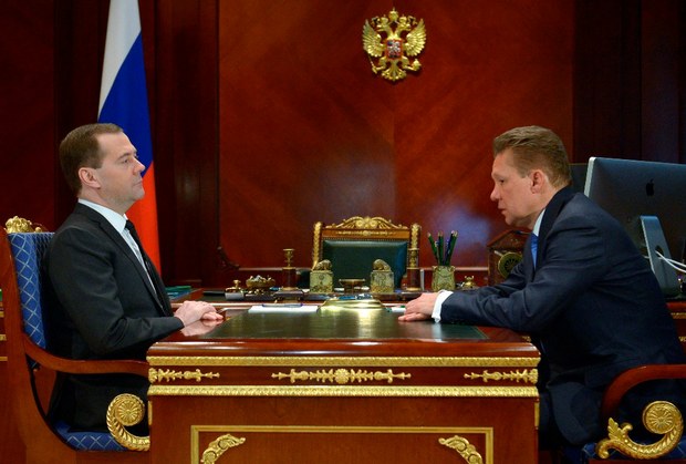 El primer ministro ruso Dimitry Medvedev y el presidente de la empresa estatal de gas natural Gazprom, Alexei Miller, durante una reunión este martes en las afueras de Moscú. Foto Ap