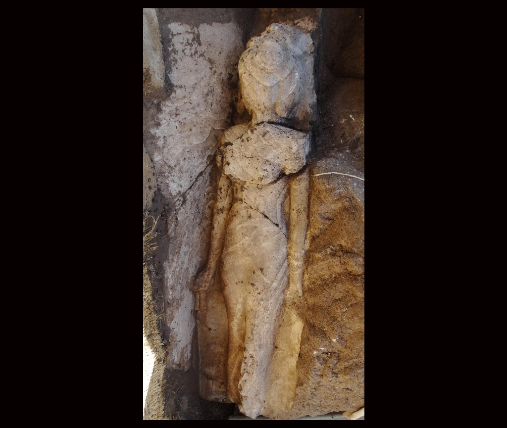 Un equipo de arqueólogos egipcios y europeos descubrió la estatua de Iset durante trabajos de renovación en el templo mortuorio de Amenhotep III, en la ribera occidental de Luxor. Foto Ap
