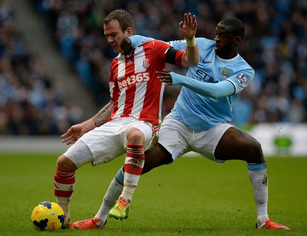 Yaya Toure, del Manchester City, disputa el balón ante Glenn Whelan, del Stoke City, durante un partido de la Liga Premier. Foto Reuters