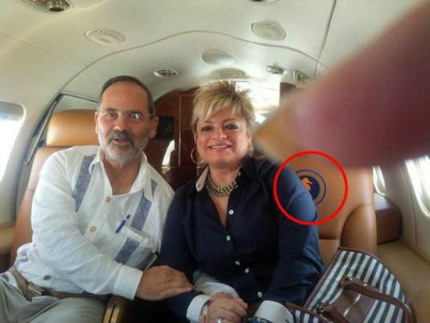 Fotografía que circula en Twitter, donde se observa al panista Gustavo Madero utilizar el jet privado de Amado Yáñez, dueño de Oceanografía, beneficiaria de Pemex. En el círculo se puede observar el logotipo de la citada empresa.
