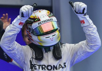 El piloto británico de Fórmula 1 (F1), Lewis Hamilton, de la escudería Mercedes, celebra después de obtener la pole position, luego de la sesión de calificación del Gran Premio de Malasia de F1, en el Circuito Internacional de Sepang, en Sepang, Malasia. Foto Xinhua
