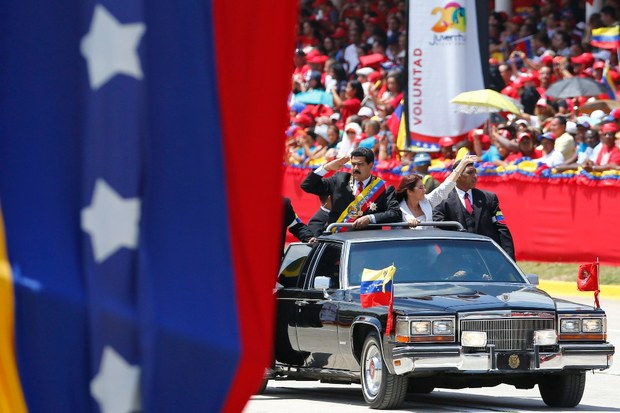 El presidente de Venezuela, Nicolás Maduro, al arribar al desfile militar, en honor a Hugo Chávez. Foto Reuters