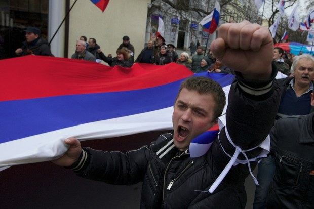 Personas marcharon a favor de Rusia en las principales ciudades del este y el sur de Ucrania, donde los manifestantes ondearon banderas rusas. Foto Ap