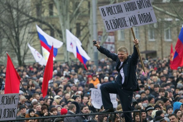 Este sábado de llevaron a cabo marchas a favor de Rusia en las principales ciudades del este y el sur de Ucrania. En la imagen, en Donetsk. Foto Reuters