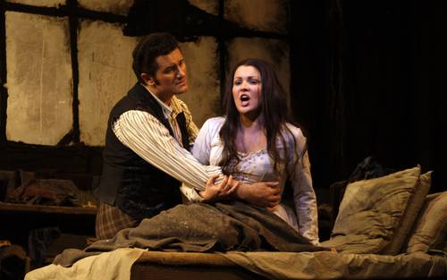 Piotr Beczala (Rodolfo) y Anna Netrebko (Mimi), durante un ensayo de La Bohème, en el Met de Nueva York. Foto Ap