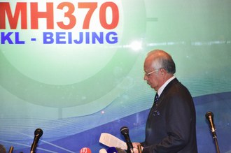 El primer ministro de Malasia, Najib Razak, llega a una conferencia para dar un reporte sobre el desaparecido vuelo MH370 de Malaysia Airlines, en Kuala Lumpur. Foto Xinhua