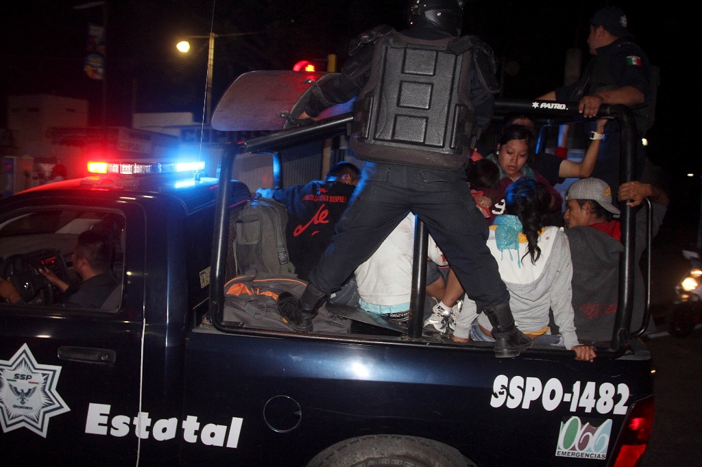 Normalistas detenidos tras destrozos en Oaxaca el 21 de marzo. Foto Cuartoscuro