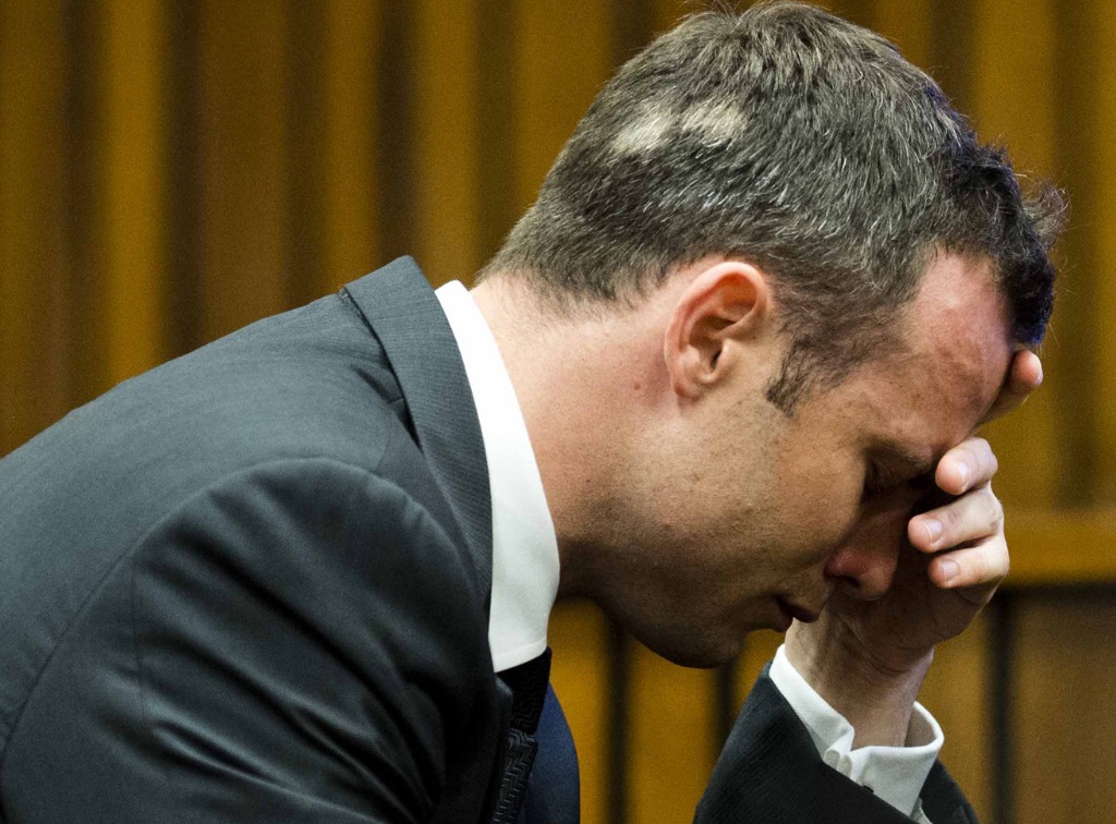 El atleta paralímpico Oscar Pistorius, durante el quinto día del juicio por el asesinato de su novia la modelo Reeva Steenkamp. Foto Ap