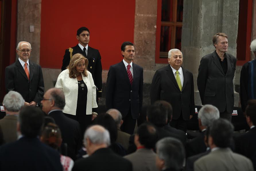 Durante el homenaje a Octavio Paz. A la derecha del presidente Peña Nieto, Marié José Paz, viuda del poeta. Foto: La Jornada