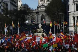 Miles de manifestantes provenientes en columnas de toda España, algunas a pie, protestaron en Madrid contra el desempleo y los recortes presupuestarios del gobierno. Foto Ap