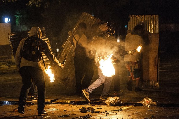 Manifestantes se enfrentaron la víspera con elementos de la Guardia Nacional Bolivariana durante una protesta en Altamira, en el municipio de Chacao. Foto Xinhua
