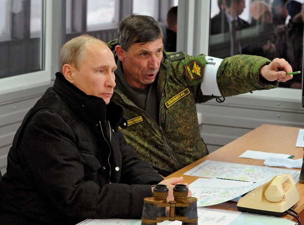El presidente de Rusia, Vladimir Putin, escucha al general Ivan Buvaltsev, mientras observan ejercicios militares este lunes en San Petersburgo. Ap