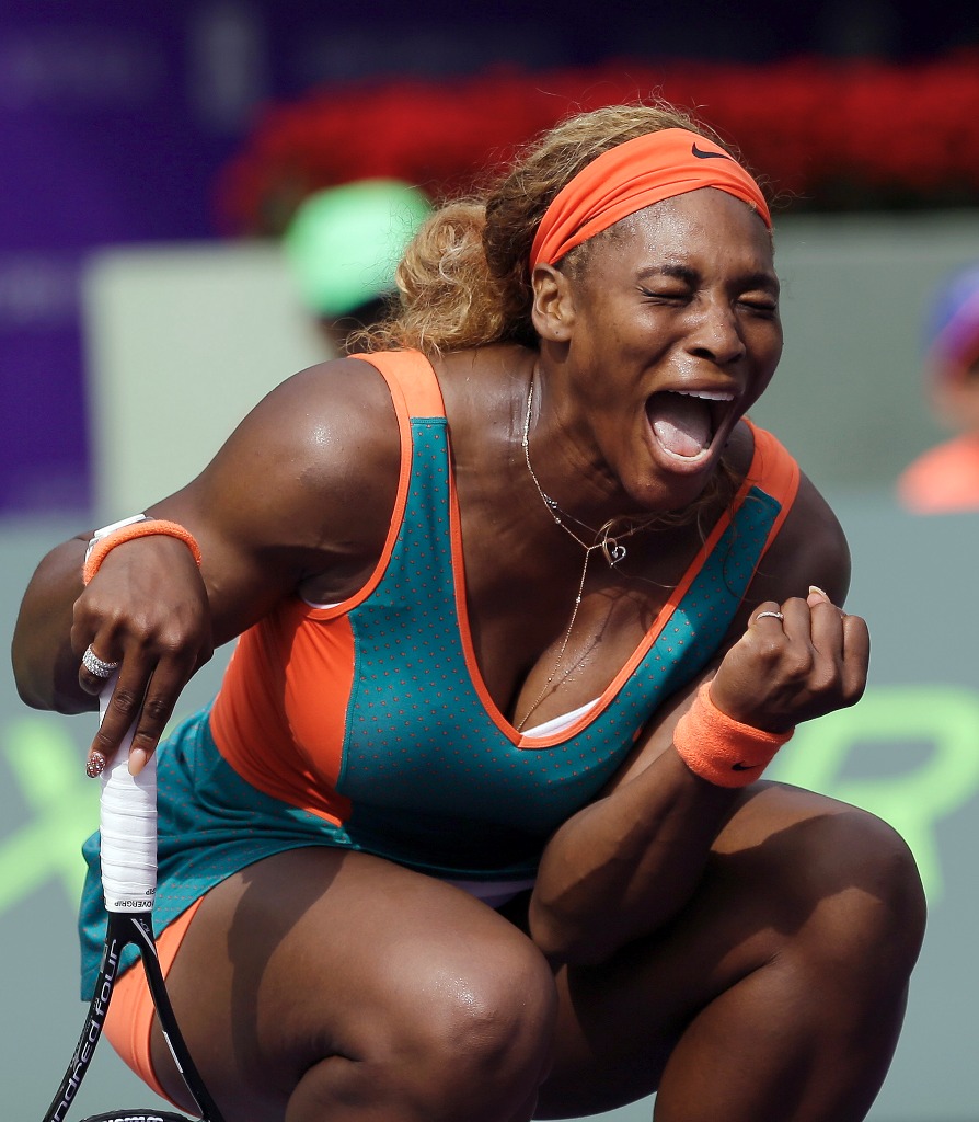 La estadunidense Serena Williams, primera favorita, venció a la francesa Caroline Garcia y avanzó a los octavos de final del torneo de tenis de Miami. Foto Ap
