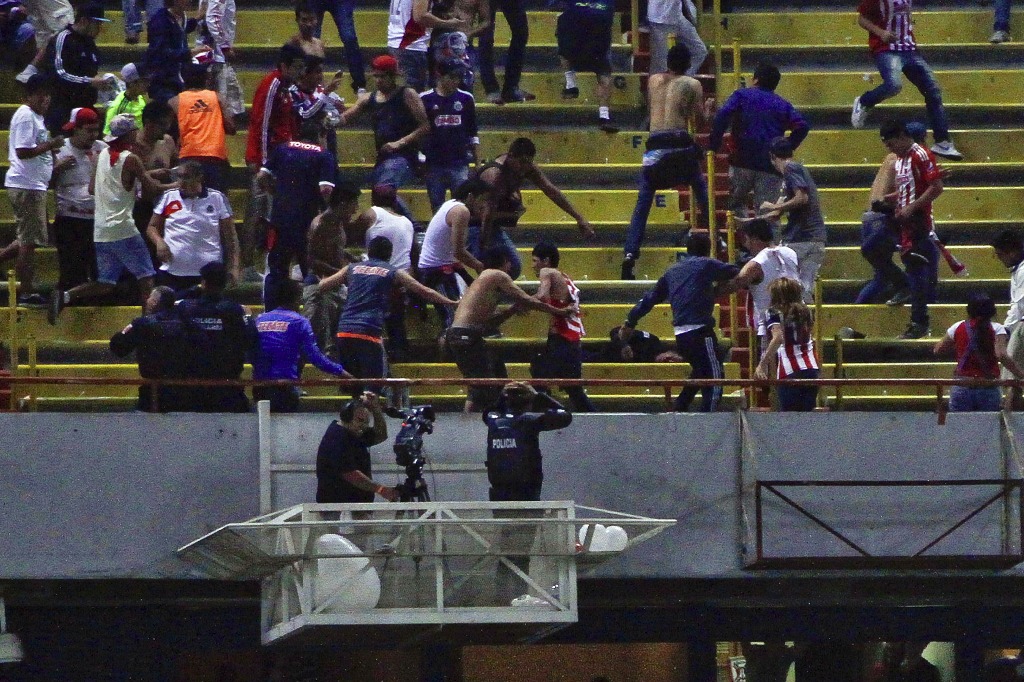 El sábado 22 de marzo se registraron hechos violentos entre aficionados del Guadalajara y policías municipales en las tribunas del Estadio Jalisco. Foto Cuartoscuro