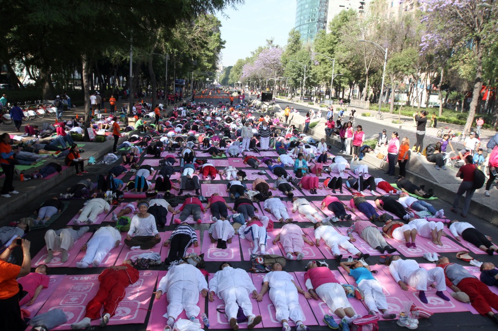Clase de yoga en Reforma el 23 de marzo. Foto: La Jornada