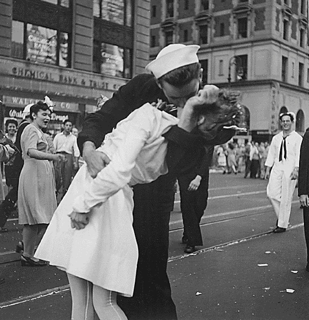 Glenn Edward McDuffie besa a una enfermera en Times Square al anunciarse el final de la Segunda Guerra Mundial, en Nueva York el 14 de agosto de 1945. Foto Reuters