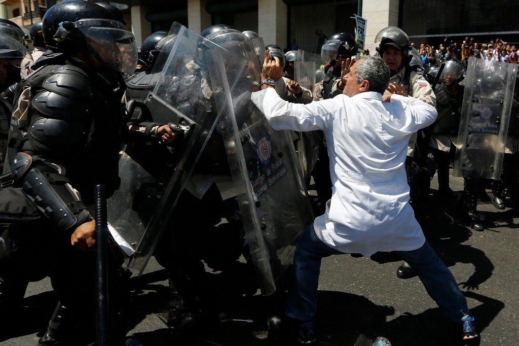 Agentes policiacos impidieron que la marcha llegara a la sede de la vicepresidencia en el centro de Caracas. Foto Reuters