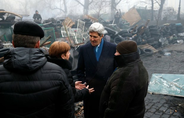 El secretario de Estado estadunidense, John Kerry, visitó hoy una de las barricadas que montaron los manifestantes ucranios durante las protestas. Foto Reuters