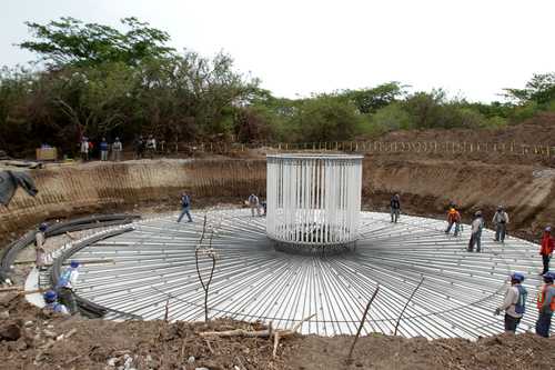 Construcción de la base de un aerogenerador en el parque eólico BiI Hioxho, de Gas Natural Fenosa, en el municipio de Juchitán de Zaragoza, Oaxaca. Foto Roberto García Ortiz