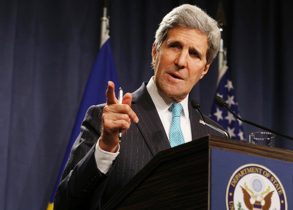 El secretario de Estado de Estados Unidos, John Kerry, habla con la prensa tras la reunión sobre Ucrania en Ginebra. Foto Ap