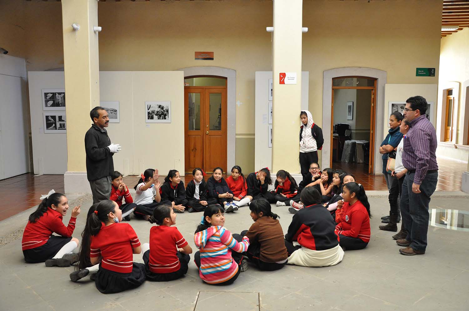 Alumnas de la escuela primaria Valentín Gómez Farías en visita a la Fototeca de Zacatecas el 13 de febrero de 2014.