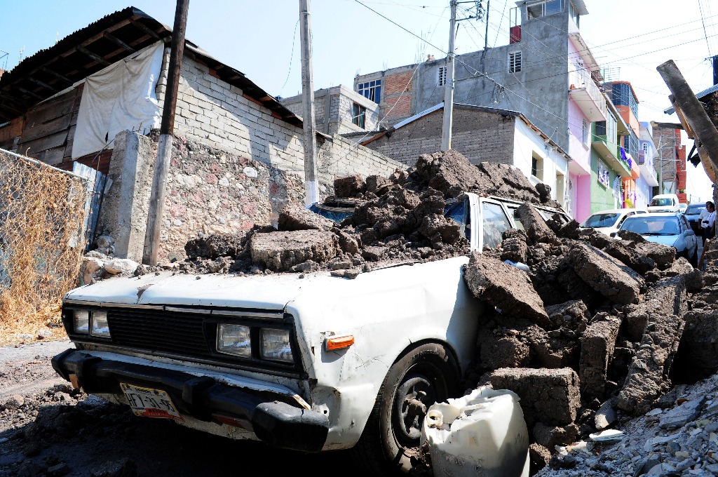 Bardas caídas, entre los daños que dejó el temblor de 7.2 grados en escala de Richter que se vivió en la capital guerrerense. Foto José I. Hernández
