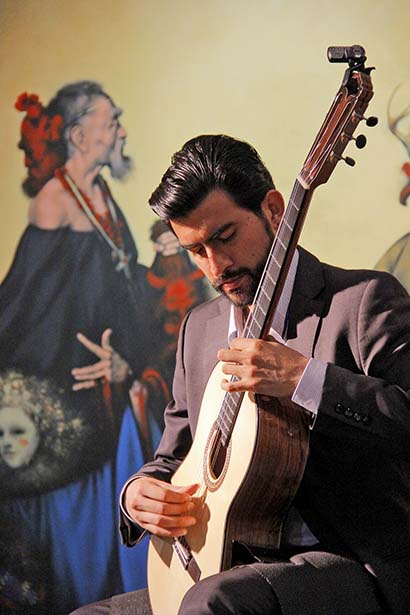 El guitarrista Eduardo Rodríguez es egresado de la licenciatura en instrumentista por la Escuela Nacional de Música de la UNAM ■ FOTO: ERNESTO MORENO