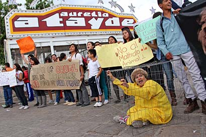 Artistas, integrantes de organizaciones civiles y ciudadanos se manifestaron en el acceso principal de la Megavelaria ■ FOTO: ANDRÉS SÁNCHEZ