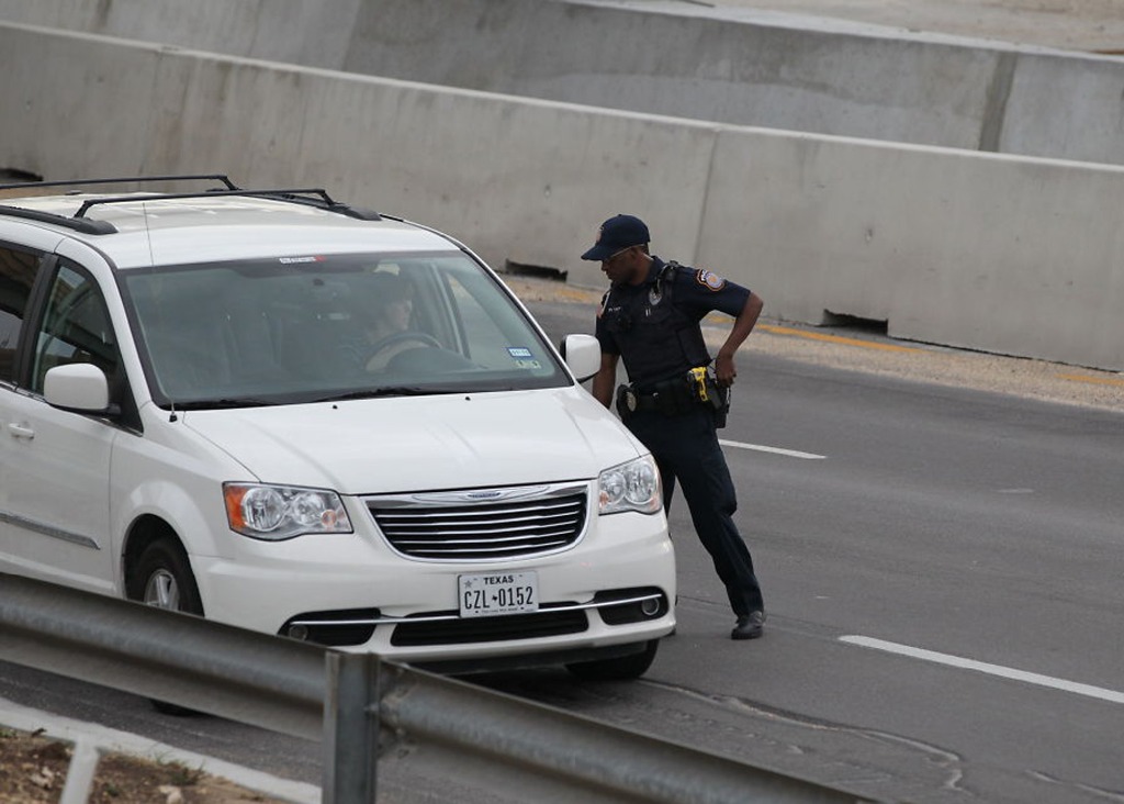 Un policía revisa un vehículo en la entrada de la base militar de Fort Hood. Foto Ap