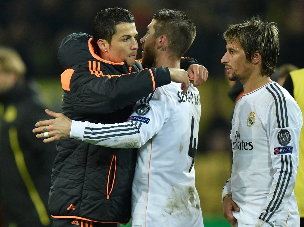 Cristiano Ronaldo festeja con Sergio Ramos su pase a semifinales de la Liga de Campeones. Foto:AP