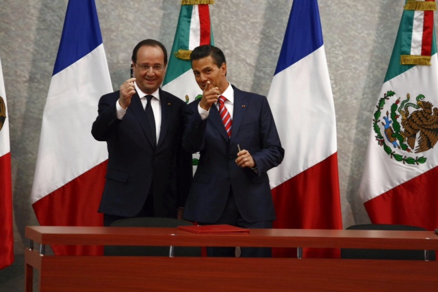 El presidente de México, Enrique Peña Nieto, al recibir a su homólogo de Francia, François Hollande, quien realiza una visita de Estado. Foto Cristina Rodríguez