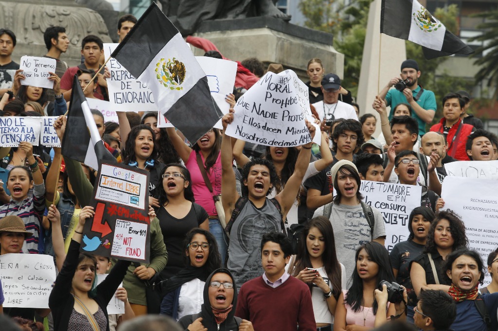 Aspecto de la marcha de ayer contra las regulaciones a Internet contempladas en las leyes secundarias en materia de telecomunicaciones. Foto José Carlo González