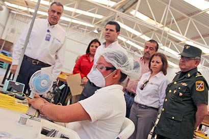 El gobernador Miguel Alonso, en compañía de otras autoridades, hizo un recorrido a las instalaciones de la compañía para conocer el proceso de manufacturación ■ FOTO: ANDRÉS SÁNCHEZ