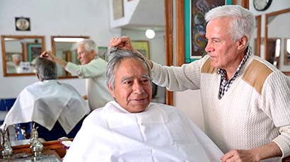 Jesús Macías Flores, peluquero de tradición en la capital del estado ■ FOTOS: MIGUEL ÁNGEL NÚÑEZ Y RAFAEL DE SANTIAGO