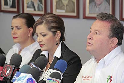 En conferencia de prensa, el líder estatal del tricolor, Juan Calos Lozano ■ FOTO: ERNESTO MORENO
