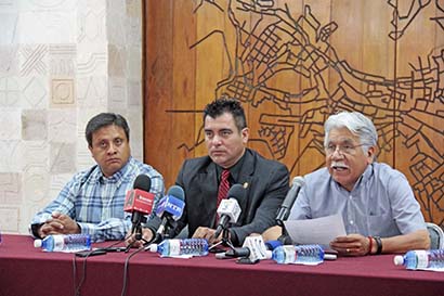 Retan a diputados del PRI, PVEM y Panal a dar el aval para que firme el presidente de la mesa ■ foto: Ernesto Moreno