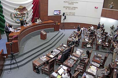 Los legisladores de Zacatecas tienen un sueldo sólo por debajo de sus homólogos de Guanajuato y los senadores. En la imagen, una sesión ordinaria ■ foto: Ernesto Moreno