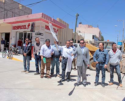 Funcionarios del ayuntamiento de Fresnillo, encabezados por el alcalde Benjamín Medrano ■ FOTO: LA JORNADA ZACATECAS
