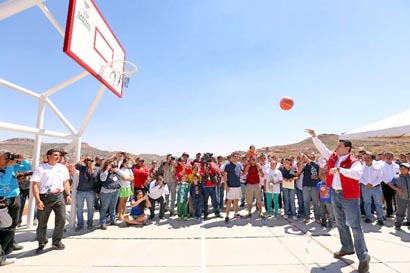 El mandatario lanzó el primer balón para declarar iniciada la justa deportiva ■ foto: la jornada zacatecas