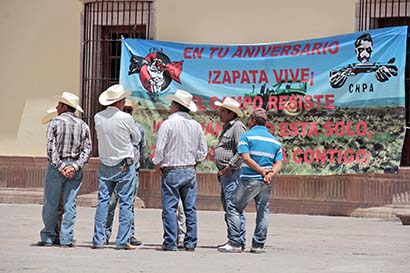 Agricultores se colocaron frente al Palacio de Gobierno de la capital ■ FOTO: ERNESTO MORENO