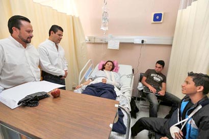 Miguel Alonso Reyes dialogó con algunas personas que permanecen internadas en el Hospital General de Jerez ■ foto: La Jornada Zacatecas